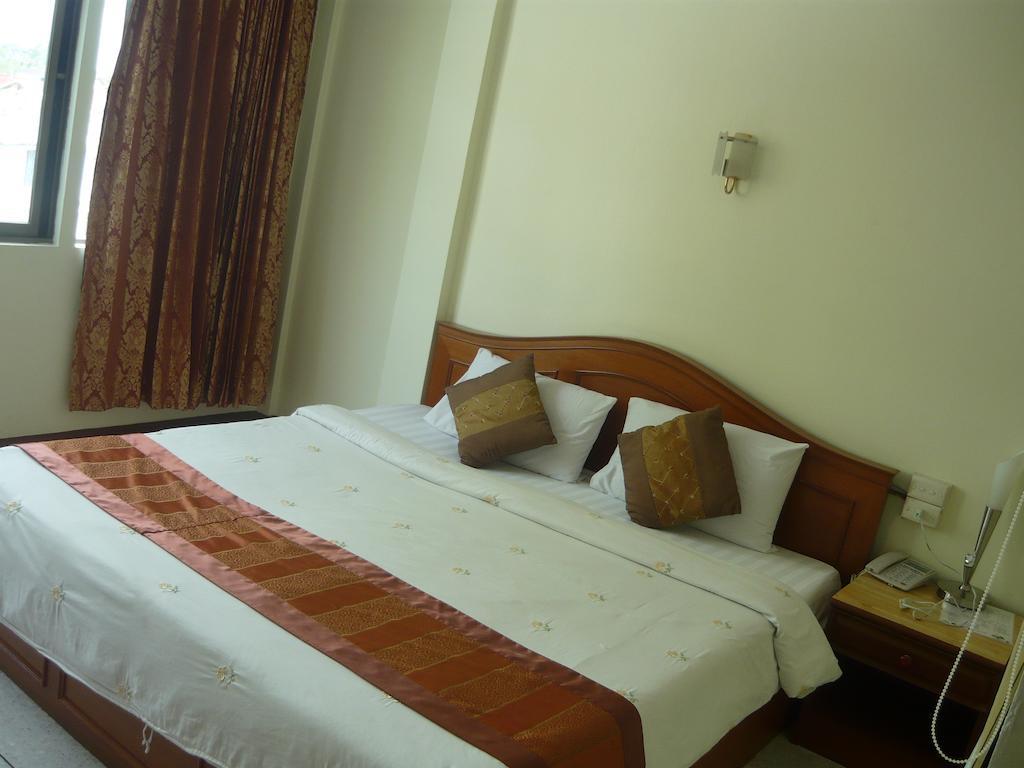 Morakot Twin Chumphon Hotel Room photo