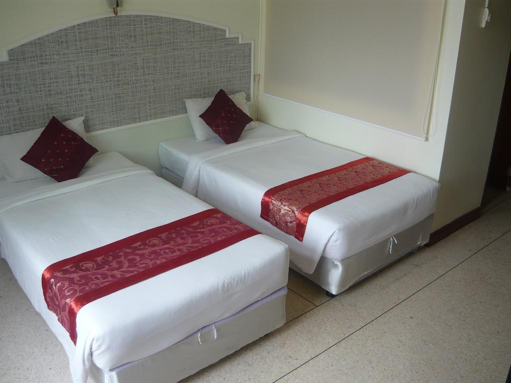 Morakot Twin Chumphon Hotel Room photo
